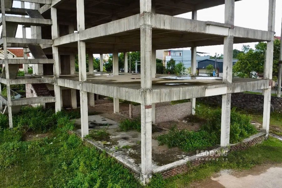 Tòa nhà không ai trông coi nên các đối tượng hút chích thường xuất hiện, tiềm ẩn nguy cơ mất an ninh trật tự. Ảnh: Đặng Vũ