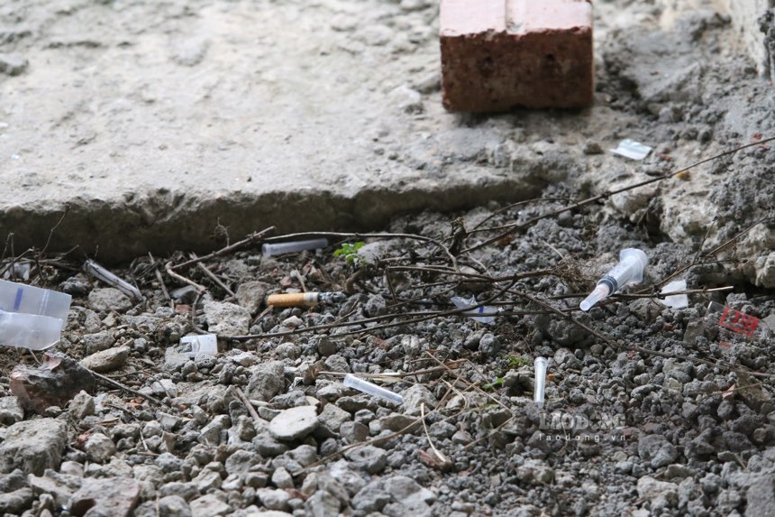 Kim tiêm vương vãi dưới nền đất. Ảnh: Đặng Vũ.