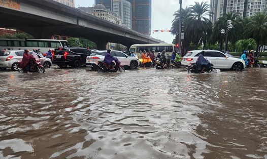 Hà Nội mưa to do ảnh hưởng của bão số 5, hàng chục điểm ngập úng sâu khắp thành phố. Ảnh: Minh Hạnh