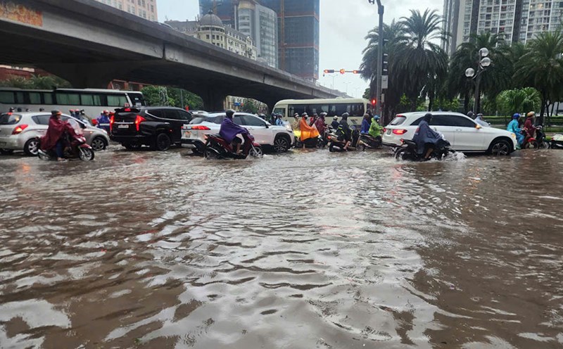 Hanoi had heavy rain due to the impact of storm No. 5, dozens of flooded areas across the city. Photo: Minh Hanh