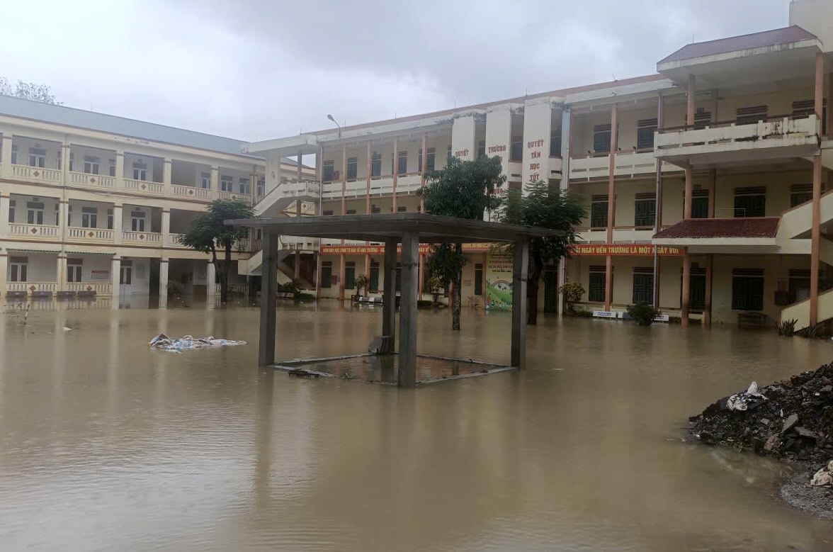 台風5号後、タインホアのThieu Duong小学校が浸水しました。写真:Quoch Du