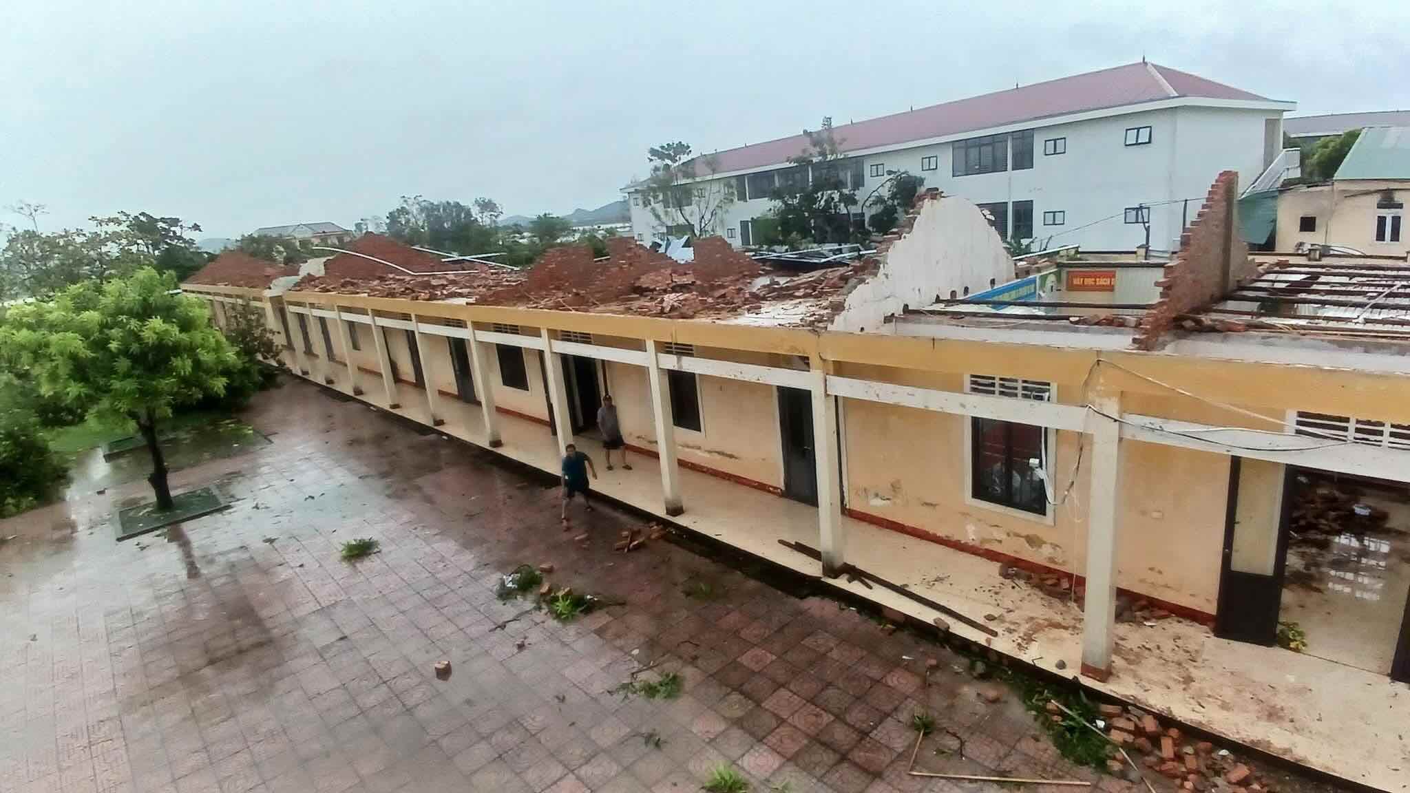 Truong THCS Son Loc, Ha Tinh bi toc mai do bao so 5. Anh: Quoc Hiep