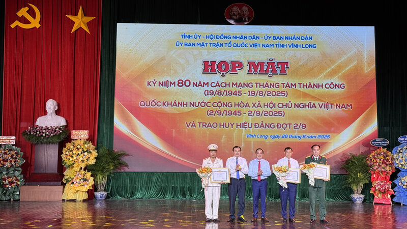 Nguyen Phuc Linh 씨 - 지방 노동 연맹 위원장 - 호치민 주석의 말씀을 배우고 따르는 성과로 중앙 선전 교육 및 대중 동원 위원회로부터 표창장을 받았습니다(오른쪽에서 두 번째). 사진: Hoang Loc