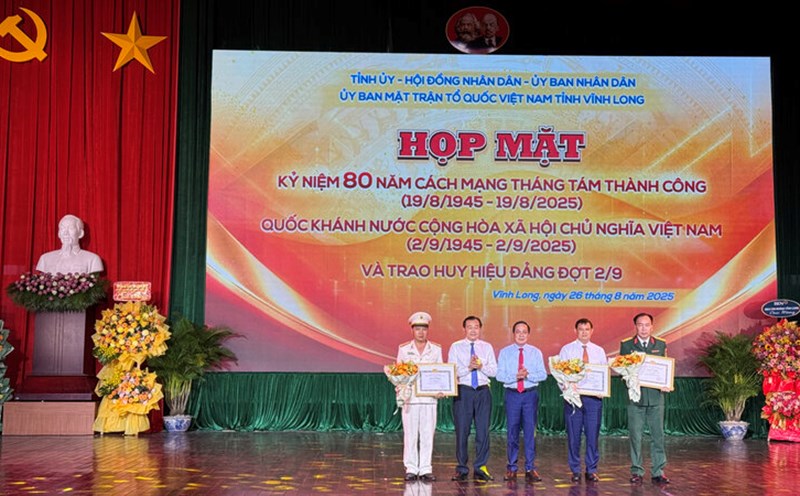 Mr. Nguyen Phuc Linh - Chairman of the Provincial Federation of Labor - received a certificate of merit from the Central Propaganda and Mass Mobilization Committee for his academic achievements and following Uncle Ho's teachings (2nd, from right). Photo: Hoang Loc