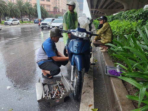 Dich vu sua chua xe luu dong tai duong Pham Hung. Anh: Minh Hanh