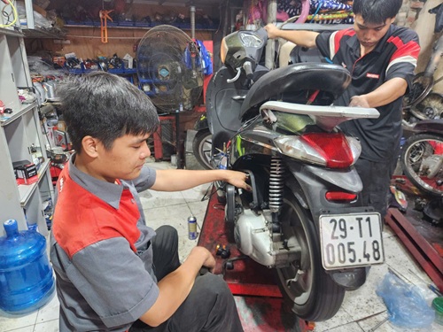 Nhan vien sua xe cuu ho phuong tien bi ngap nuoc. Anh; Minh Hanh