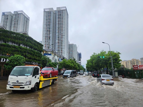 ハノイの大雨が浸水を引き起こし、多くの車両がエンジンが止まったときに救助を呼ばなければならなかった。写真:ミン・ハン