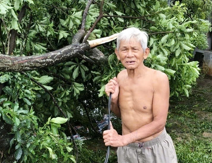 Phan Xuan Lamさん(80歳、Nghe An省Truong Vinh区Tan Anブロック)は、台風5号の被害を克服するのに苦労しています。写真:Quang Dai