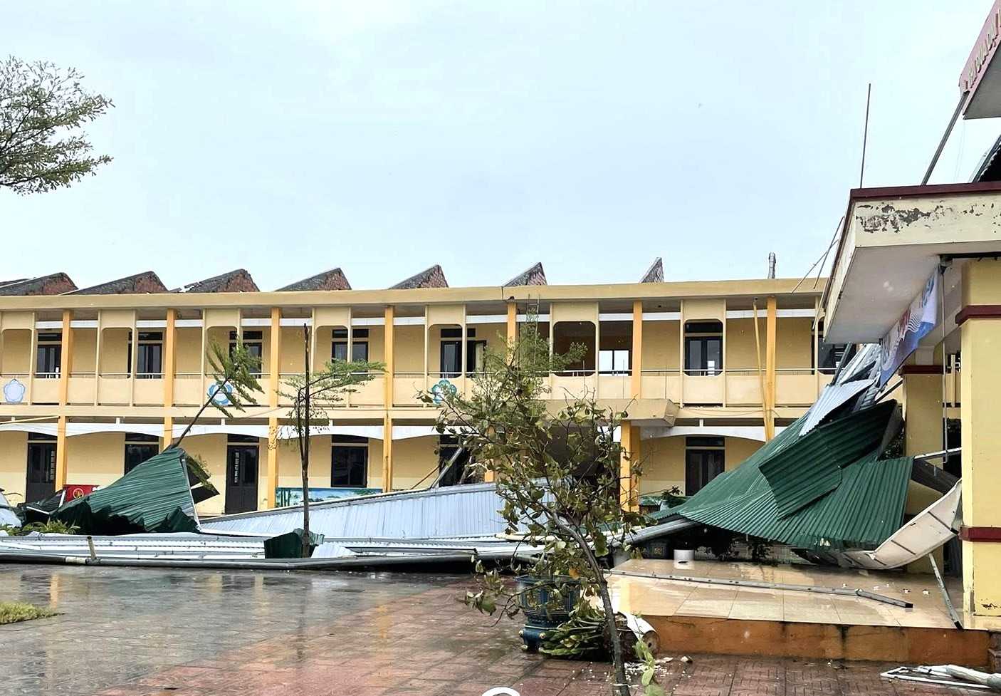 Truong Tieu hoc Duc Thanh, xa Duc Thinh, tinh Ha Tinh bi toc mai do bao so 5. Anh: Quang Dai