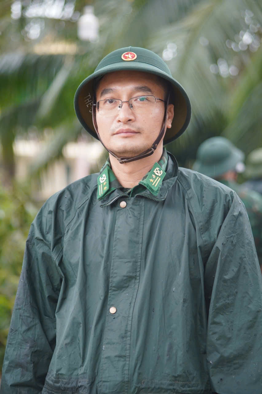 Trung ta Tran Van The – Chinh tri vien Don bien phong Cua Lo – Ben Thuy ca dem thuc trang truc bao. Anh: Duy Chuong