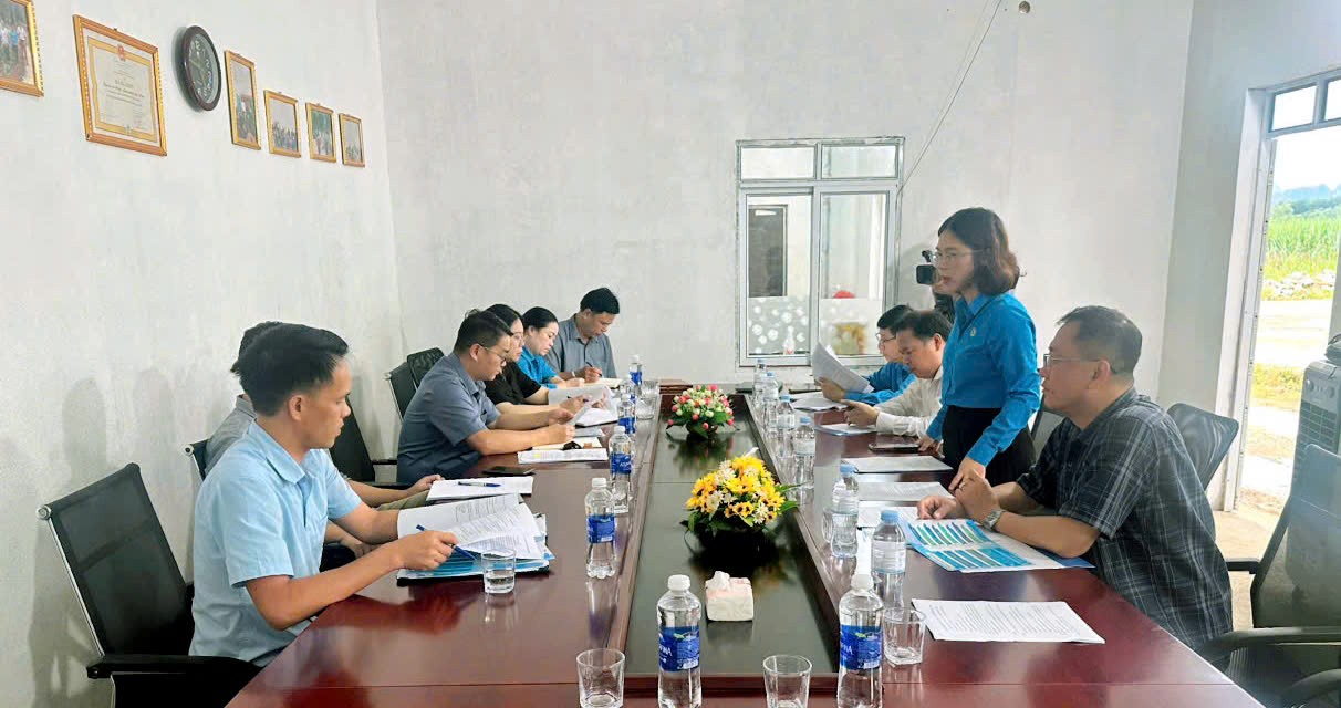 Cao Bang성 노동총연맹은 기업들이 노동조합 기초 조직을 설립하도록 장려합니다. 사진: Dam Tu