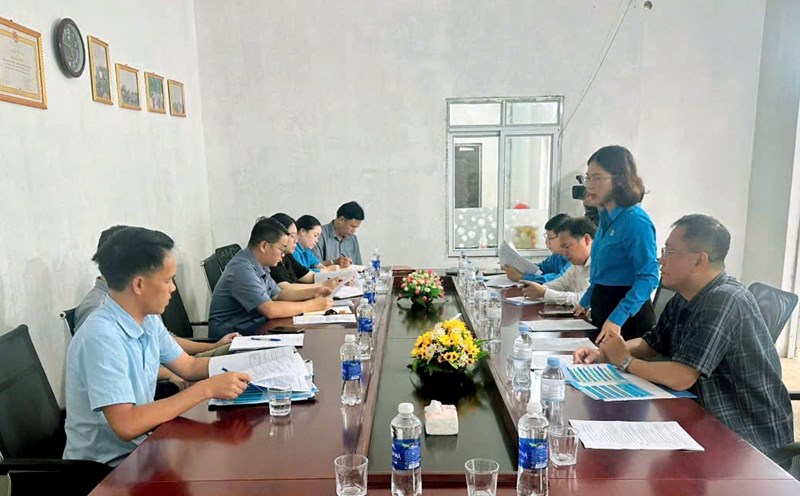 The Cao Bang Provincial Federation of Labor mobilizes enterprises to establish grassroots unions. Photo: Dam Tu
