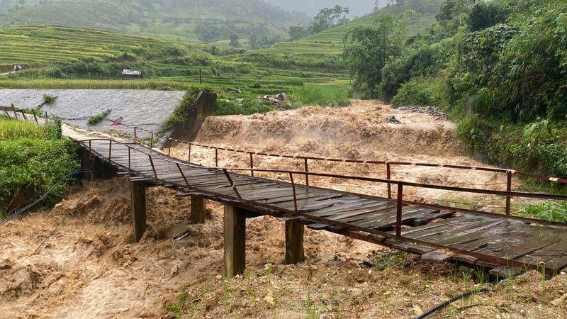 Mua lu gay ngap lut nhieu tuyen duong tai Lao Cai. Anh: Nguoi dan cung cap
