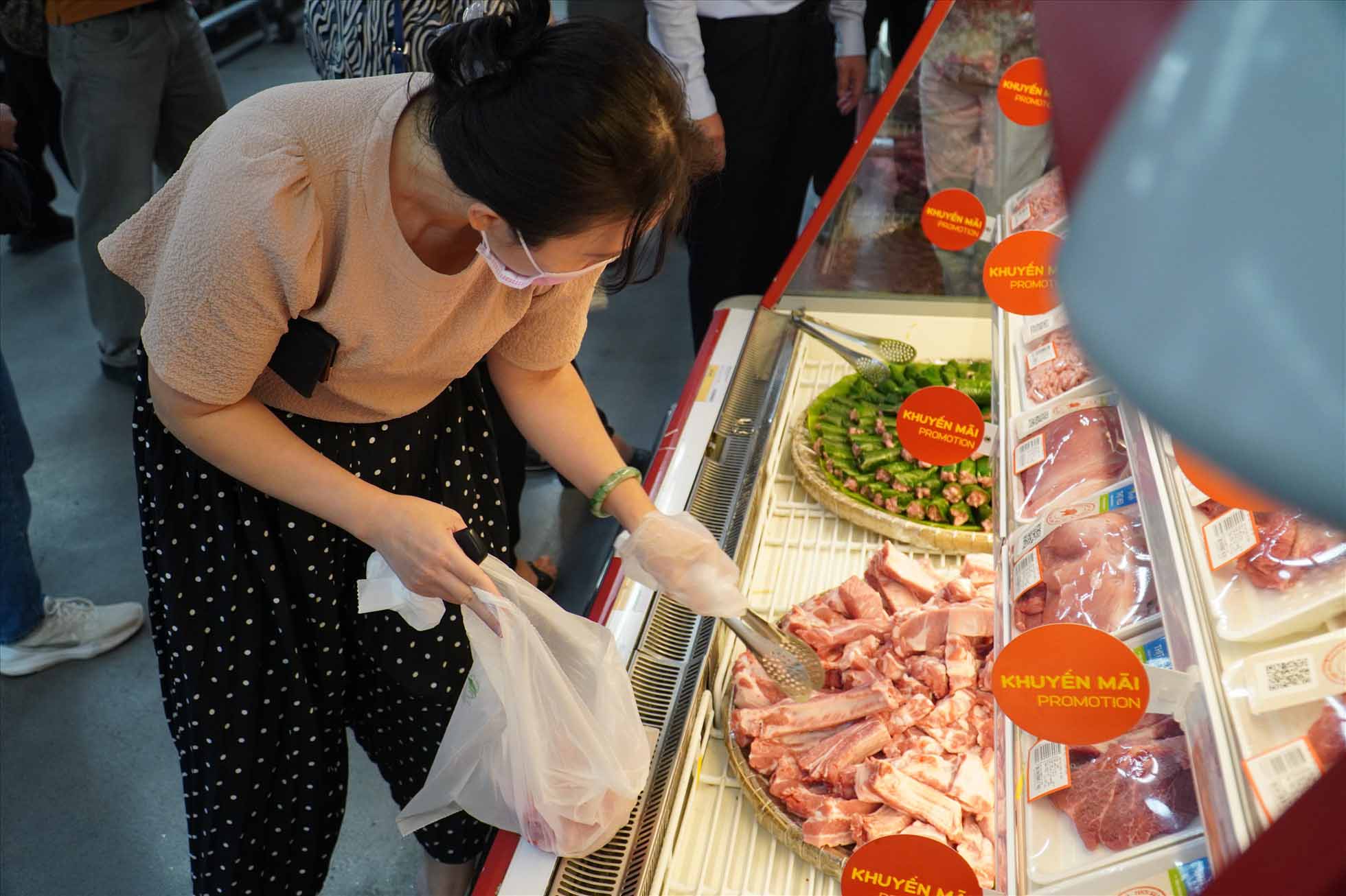 Important notes when buying promotional foods, which are about to expire. Photo: Ngoc Le