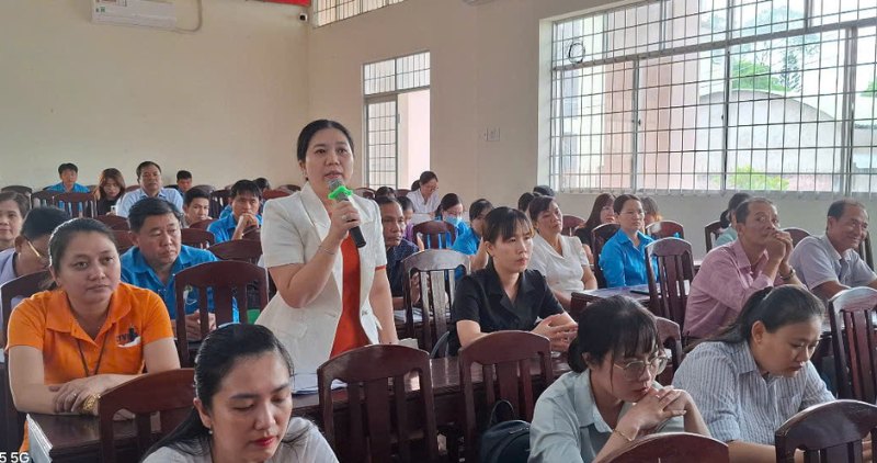 Can bo cong doan co so tham gia phat bieu y kien tai hoi nghi. Anh: LDLD tinh Vinh Long