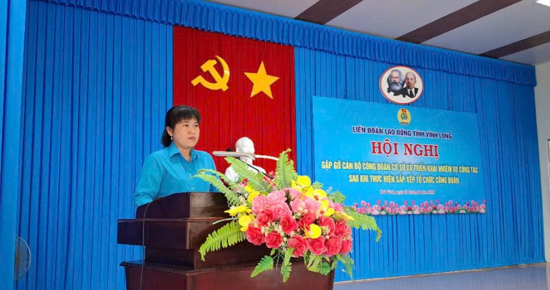 Vo Thi Thu Oanh 여사 - Tra Vinh 지방 노동 연맹 부위원장 - 이 회의에서 발언하고 있습니다. 사진: Vinh Long 지방 노동 연맹