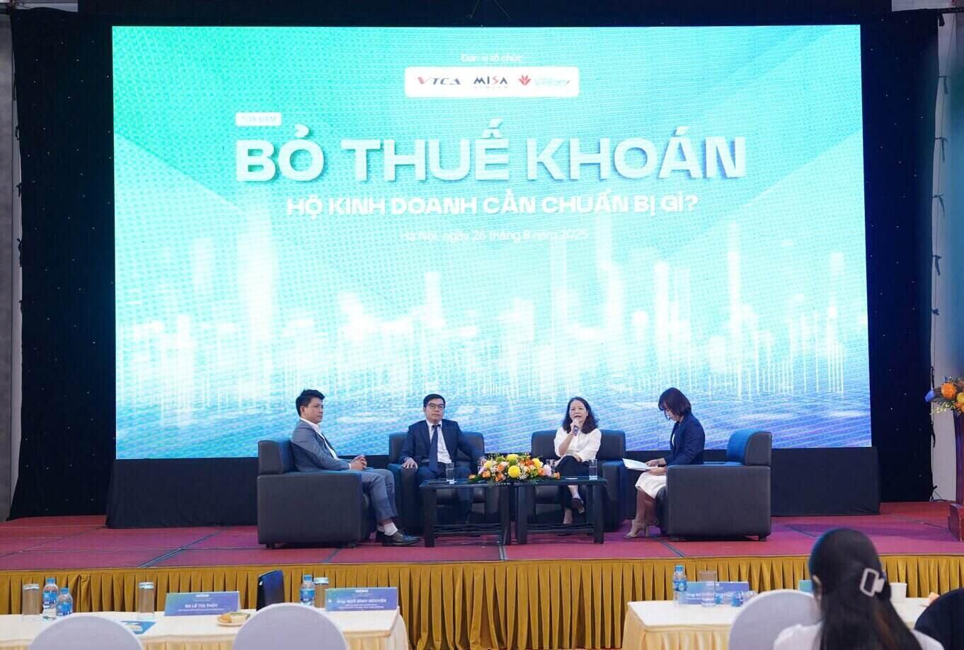 Tai toa dam trong khuon kho Hoi thao, cac chuyen gia thue, dai dien MISA va VPBank da cung thao go nhung vuong mac thuc te: tu lap hoa don, quan ly so sach den xu ly dong tien. 