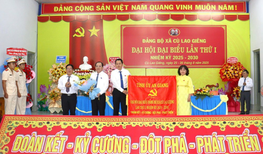 Uy vien Ban Thuong vu Tinh uy, Pho Chu tich thuong truc UBND tinh An Giang Nguyen Thanh Phong trao tang buc truong cho Dai hoi. Anh: Ngoc Mai