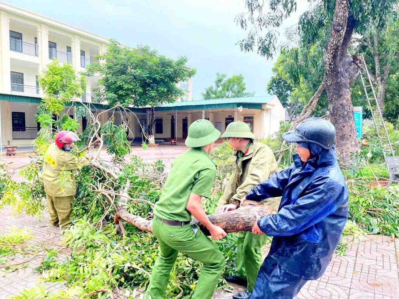 Luc luong chuc nang Nghe An ho tro nhan dan khac phuc hau qua bao so 5. Anh: Ngoc Anh