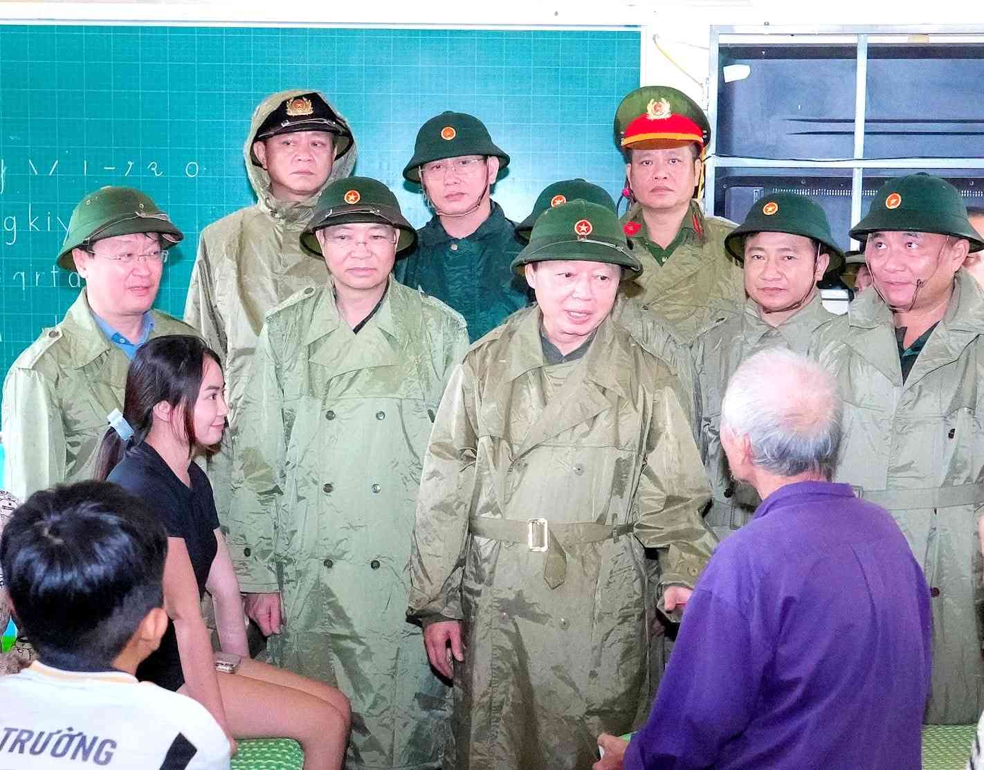 Deputy Prime Minister Tran Hong Ha visited and encouraged Nghe An people to evacuate and take shelter from the storm. Photo: Pham Bang