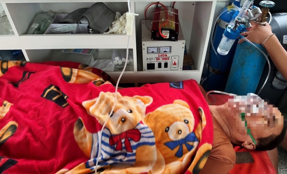 気を失った患者は、治療を継続するためにハティン省総合病院に搬送されました。写真:ヴ・ヴィエン