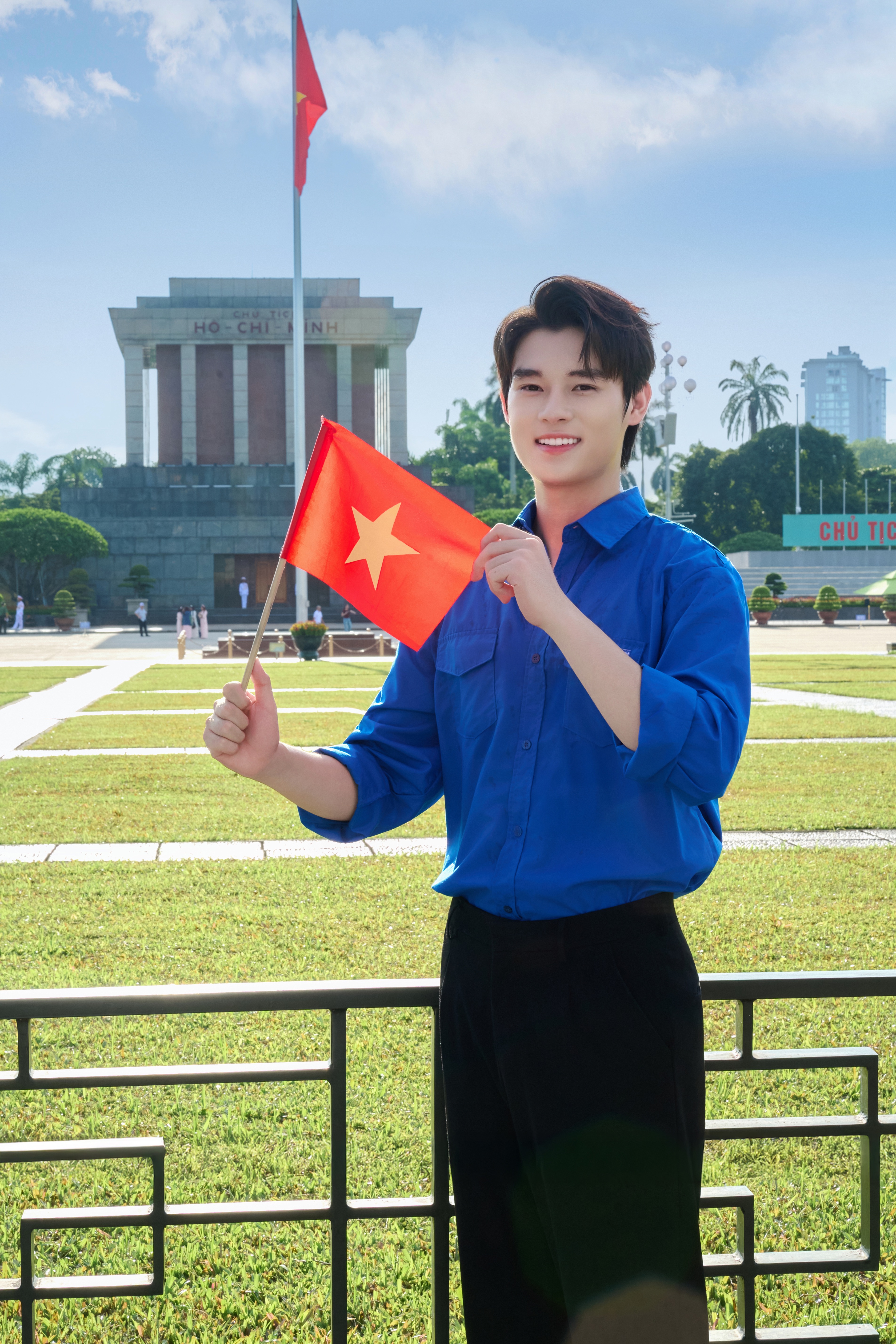 Trọng Quân đã là cái tên quen mặt tại nhiều đấu trường nhan sắc. Anh từng giành danh hiệu Nam vương Tài sắc Phương Đông 2024, Đại sứ Người mẫu Sinh viên Toàn cầu, lọt Top 5 Miss & Mister THPT. Không chỉ vậy, anh chàng còn sở hữu thành tích học tập khủng với 12 năm liền đạt danh hiệu Học sinh giỏi, đoạt Giải Bạc cuộc thi Rung chuông vàng 2021, Quý quân Hùng biện trẻ cấp trường...