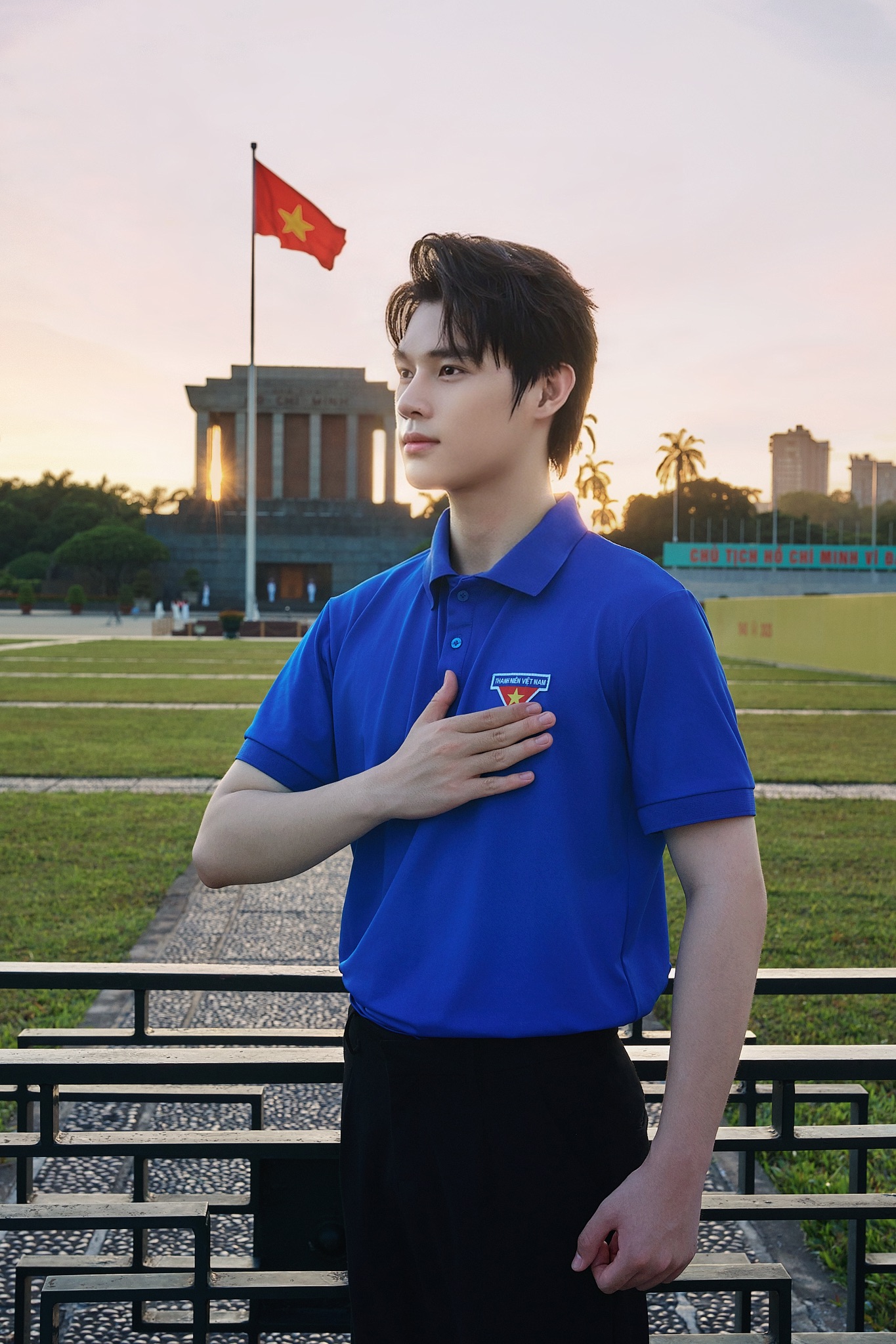 Mới đây, cộng đồng mạng hào hứng truyền tay nhau bộ ảnh về chàng mỹ nam Đại học Phương Đông chụp ảnh tại các “tọa độ check-in” dịp 2.9 như Quảng trường Ba Đình, Bảo Tàng lịch sử Quân sự Việt Nam. 