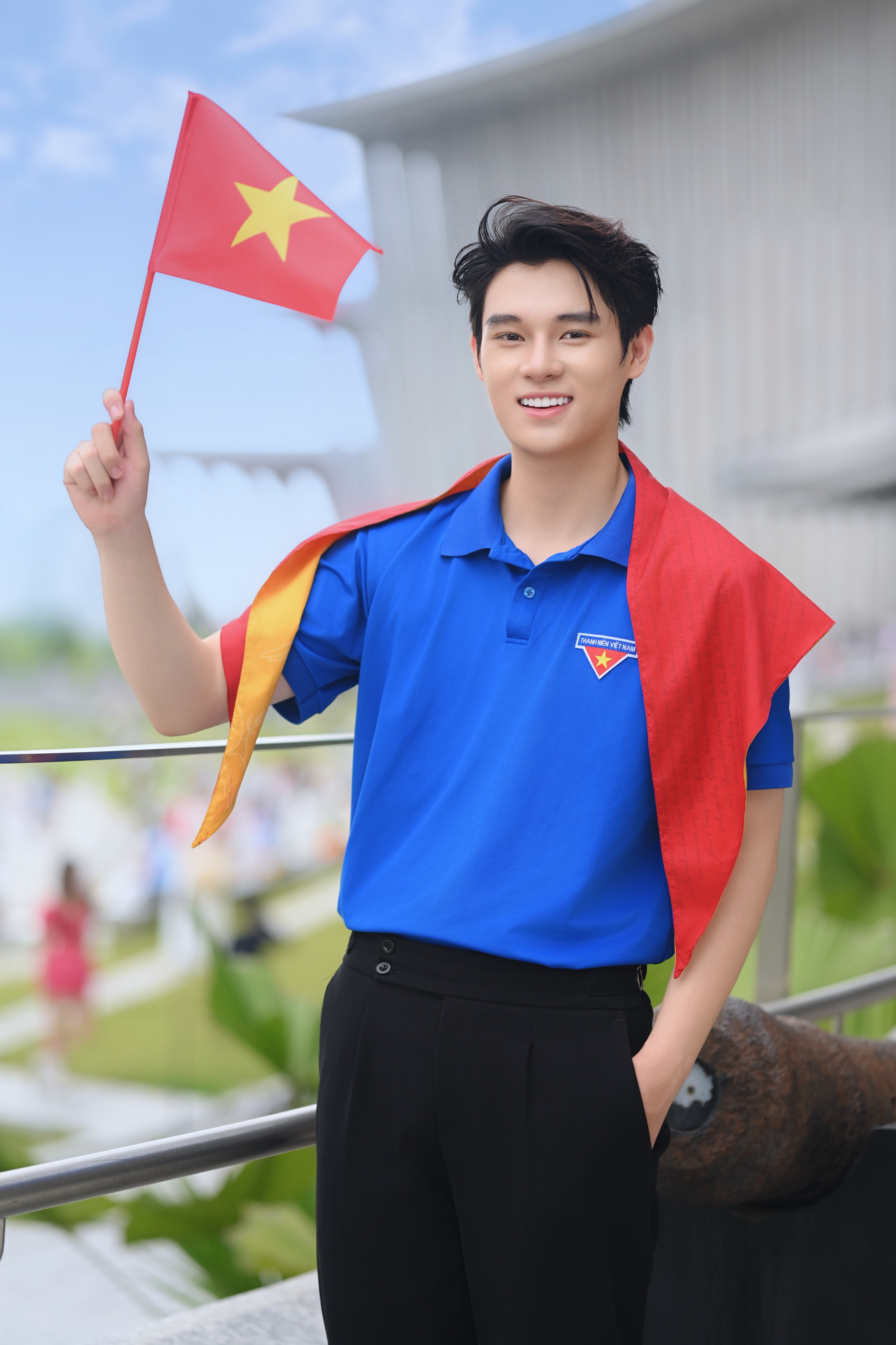 Trong dịp này, Trọng Quân cũng ghé thăm Bảo tàng Lịch sử Quân sự Việt Nam và lưu lại những khoảnh khắc đẹp tại đây. Anh chàng chia sẻ, việc được tận mắt chiêm ngưỡng những hiện vật, tư liệu quý giá về các cuộc kháng chiến của dân tộc đã giúp bản thân thêm trân trọng giá trị của hòa bình và độc lập.
