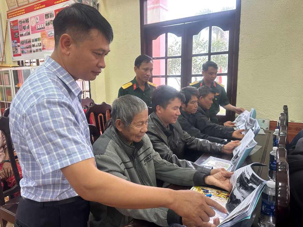 Can bo Trung doan 726 va Tram Ky thuat Nong nghiep khu vuc Tuy Duc – Dak R’lap huong dan ky thuat chan nuoi trau, bo sinh san cho cac ho dan vung du an. Anh: Lam Hong