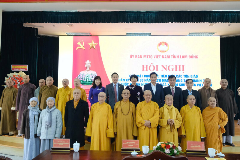Lam Dong 지방 지도자들이 지방 종교 대표 및 고위 인사들과 기념 사진을 찍고 있습니다. 사진: Le Cong