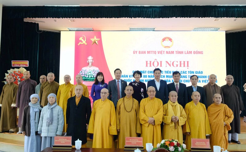 Lam Dong provincial leaders took a souvenir photo with representatives of prominent provincial religions. Photo: Le Cong