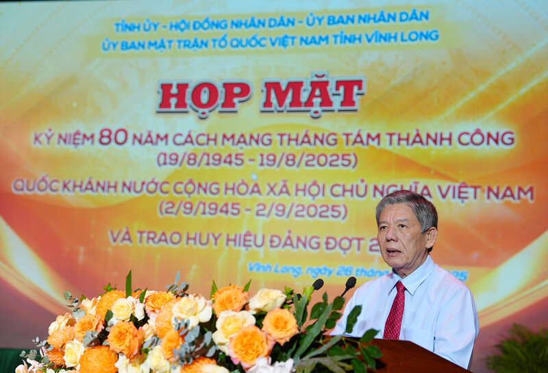 Mr. Ngo Chi Cuong - Secretary of Vinh Long Provincial Party Committee - spoke at the meeting and awarded the Party Badge. Photo: Hoang Loc