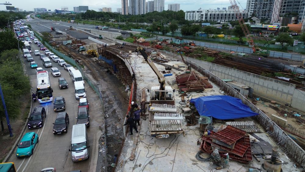 The current status of the most complicated intersection in Ho Chi Minh City is at risk of causing congestion in the East