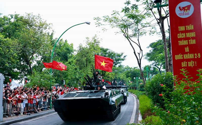 People and tourists waved to welcome the soldiers in the parade, marched to the gathering point during the training session in Hanoi. Photo: Hai Nguyen