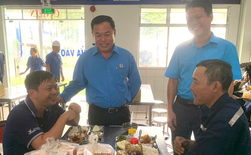 Mr. Nguyen Ba Hung (second, from left) discussed and encouraged workers at the Union Meal. Photo: Vinh Loc