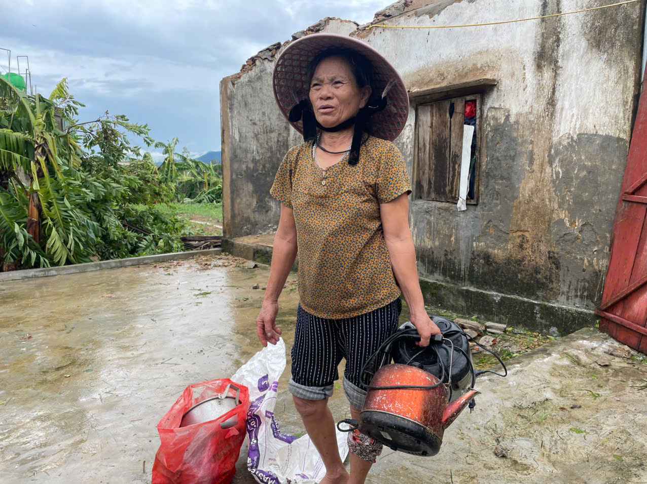 Mme Nguyen Thi Thanh (nee en 1962 habitante du hameau 5 commune de Trung Loc province de Nghe An) est tombee amoureuse lorsqu'elle a ete emportee par la tempete et a perdu sa maison. Photo : Pham Chung