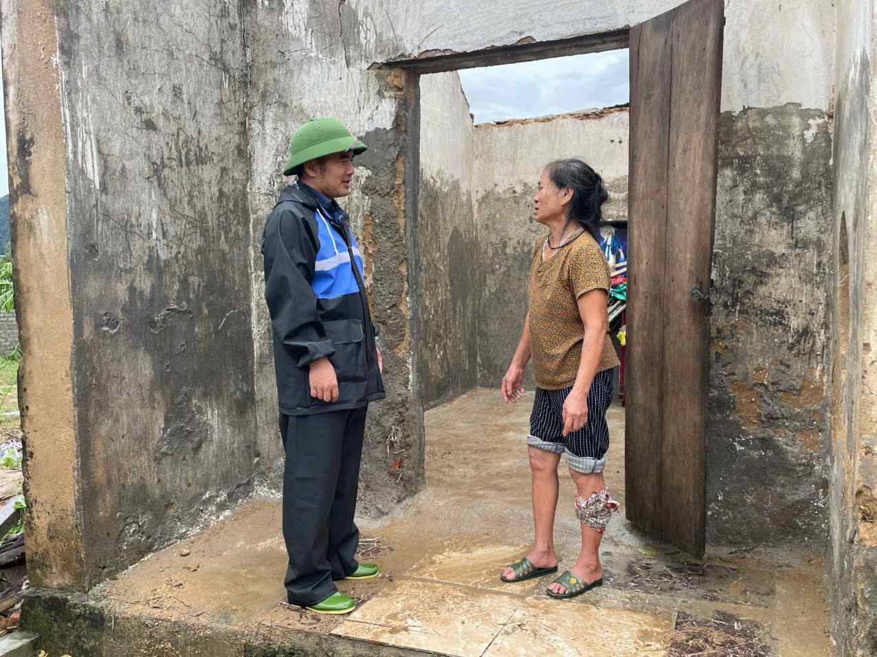 Pho Chu tich UBND xa Trung Loc Le Thanh Hai hoi tham, dong vien gia dinh ba Thanh. Anh: PHAM CHUNG