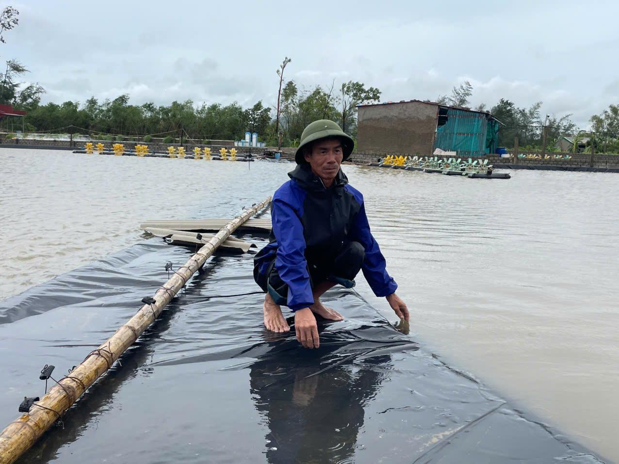 Anh Nguyen The Quang (xom 6, xa An Chau) bang hoang khi toan bo von lieng dau tu nuoi tom da troi sach sau 1 dem. Anh: Pham Chung