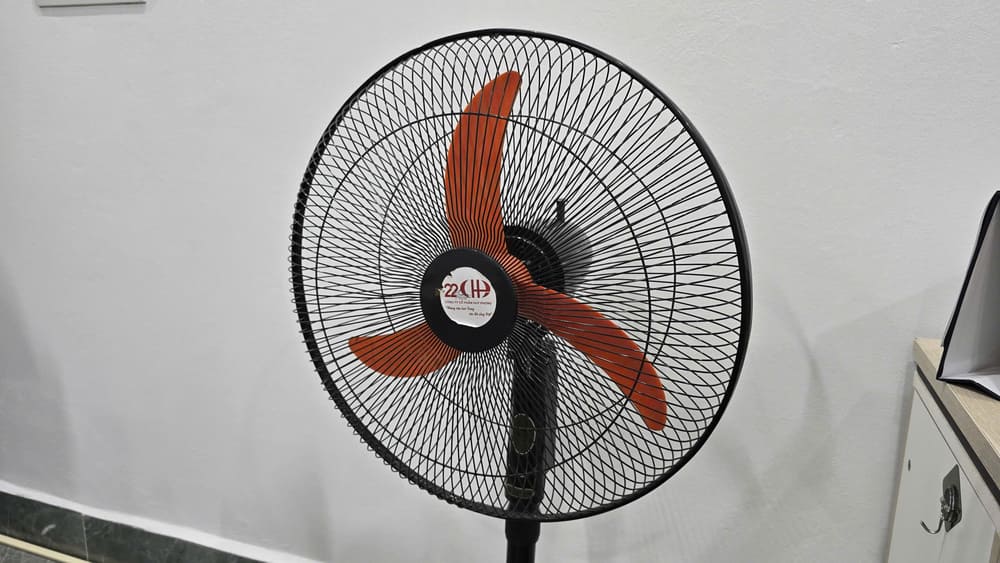 Parents should pay attention to how to use electric fans safely when having young children at home. Photo: Tuan Dat