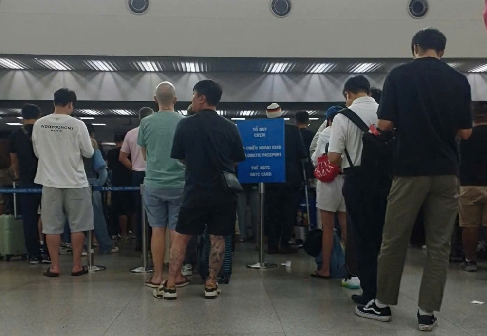 Passengers lined up at the departure procedures at Tan Son Nhat International Station this morning, August 26. Photo: K.D