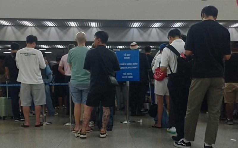 Passengers lined up at the departure procedures at Tan Son Nhat International Station this morning, August 26. Photo: K.D