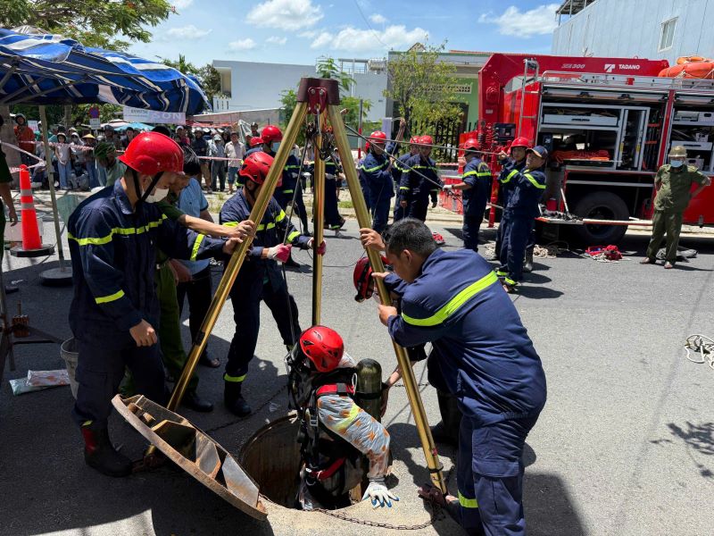 Scene des deux ouvriers decedes lors du dragage des egouts a Da Nang. Photo : Forces de l'ordre