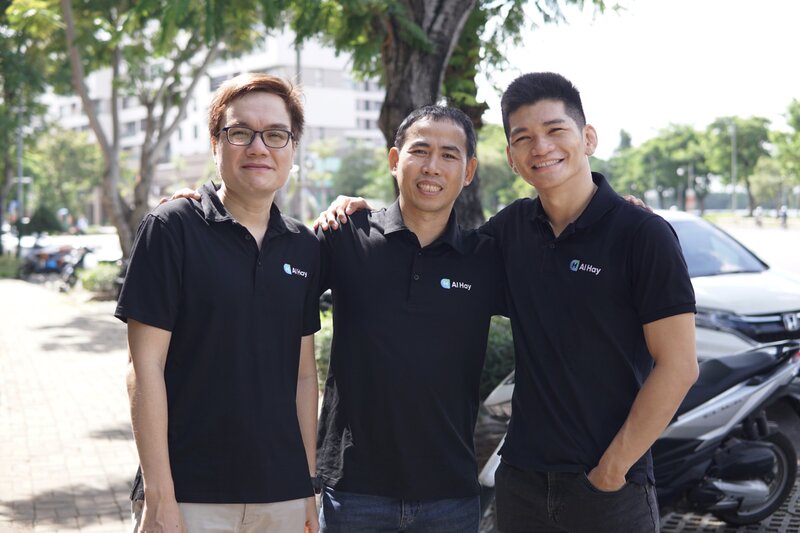 Sr. Tran Quang Duc (izquierda) - CEO de AI Hay una startup de IA que acaba de ser nombrada en la lista Forbes Asia 100 to Watch 2025 y colegas. Foto: AI Hay