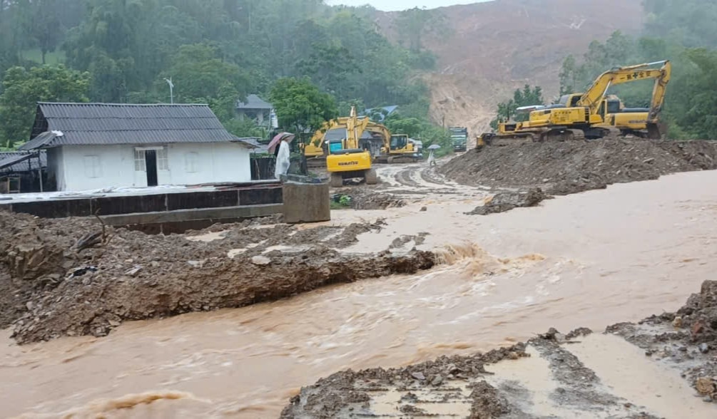De fortes pluies ont provoque des glissements de terrain sur de nombreuses routes a Lao Cai et de nombreux villages isoles. Photo fournie par les habitants