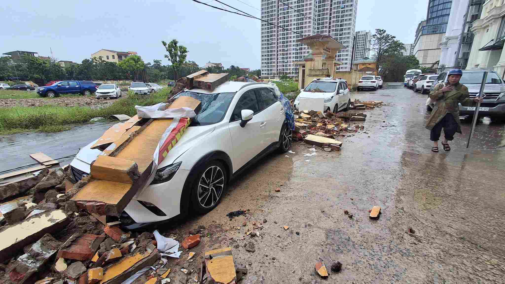 De nombreuses voitures a Nghe An gravement endommagees apres la tempete n° 5. Photo : Ngoc Anh