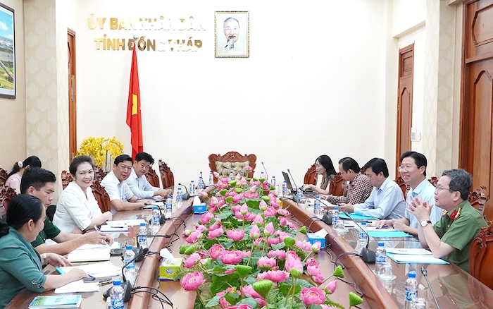 Quang canh buoi lam viec. Anh: Cong thong tin dien tu Dong Thap.
