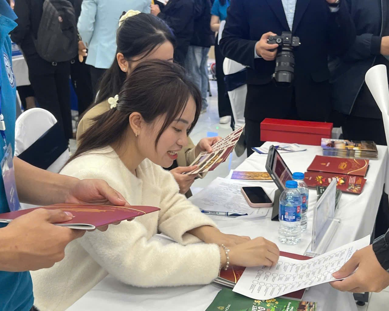 Many candidates "exaggerate" or delegate their abilities through their CVs to apply for jobs. Photo: Quynh Chi