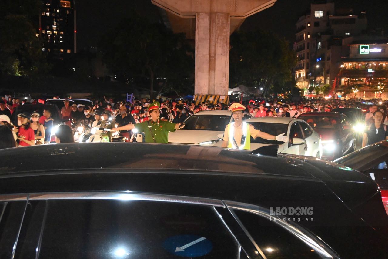 Traffic police forces of provincial and municipal police in the West were deployed to Hanoi to coordinate with the forces of Hanoi City Police to regulate traffic. Photo: Thanh Nhan
