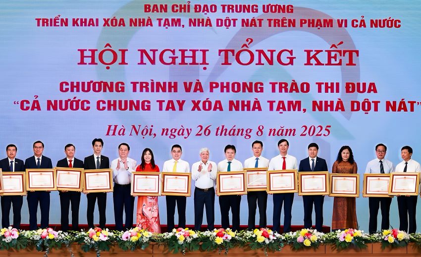 Mr. Dam The Thai - Deputy General Director of HDBank (2nd from left) - representative of the Bank received a certificate of merit from the Prime Minister. Photo: HDBank