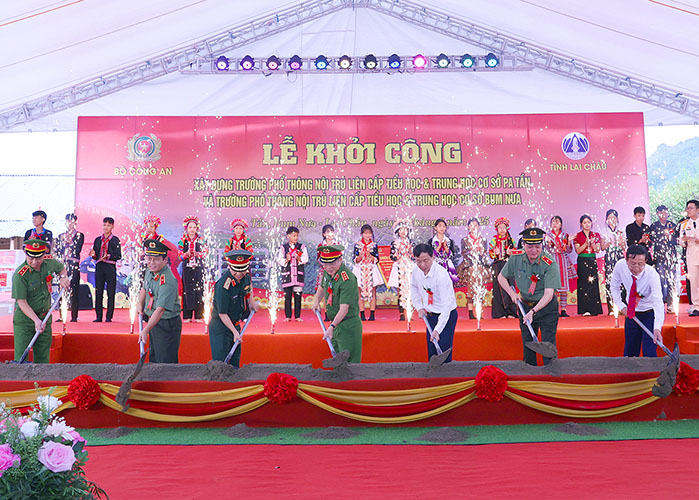 The groundbreaking ceremony for the construction of the Pa Tan and Bum Nua Inter-level Boarding School (Lai Chau). Photo: Lai Chau Police